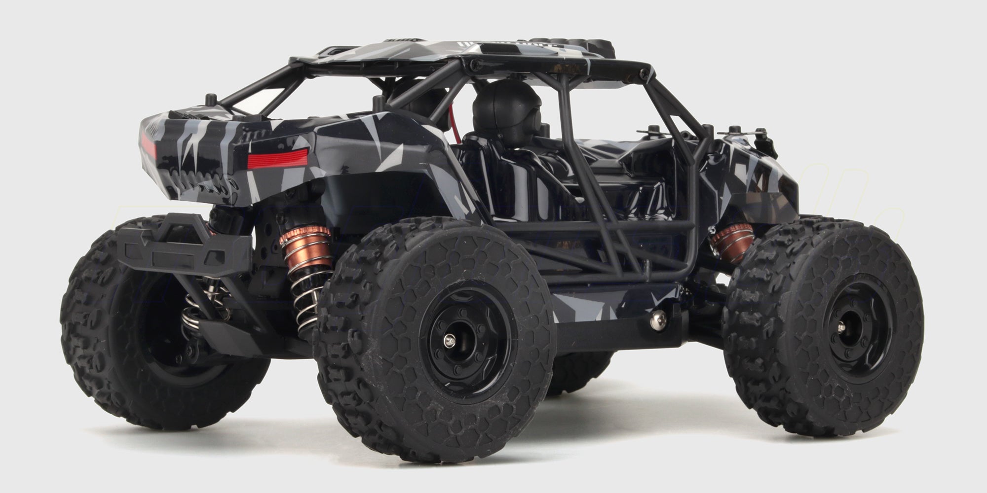 sort Hurricane 2.0 fjernstyret monster truck i fuld fart gennem vandpytter med sprøjtende vand.