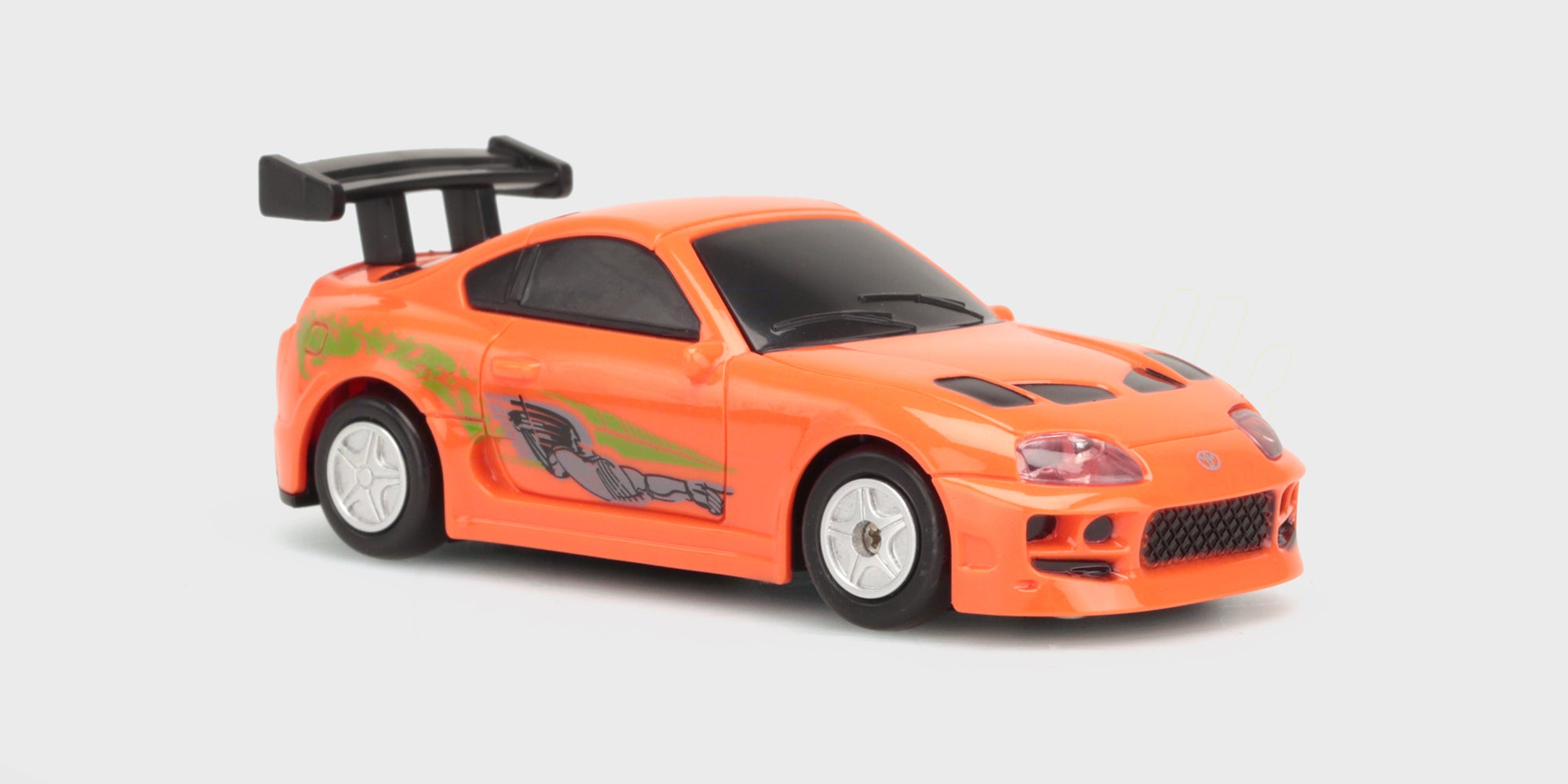 Orange Nano Drift Toyota Supra MK4 med stor hækvinge set skråt forfra på hvid baggrund