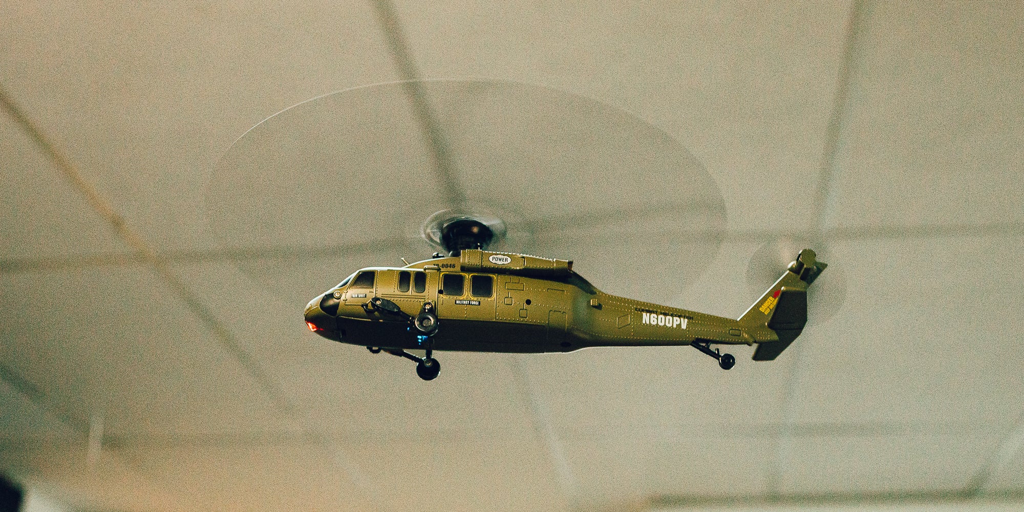 Sort og rød Top Hunter fjernstyret helikopter med detaljeret cockpit og landingsstel.