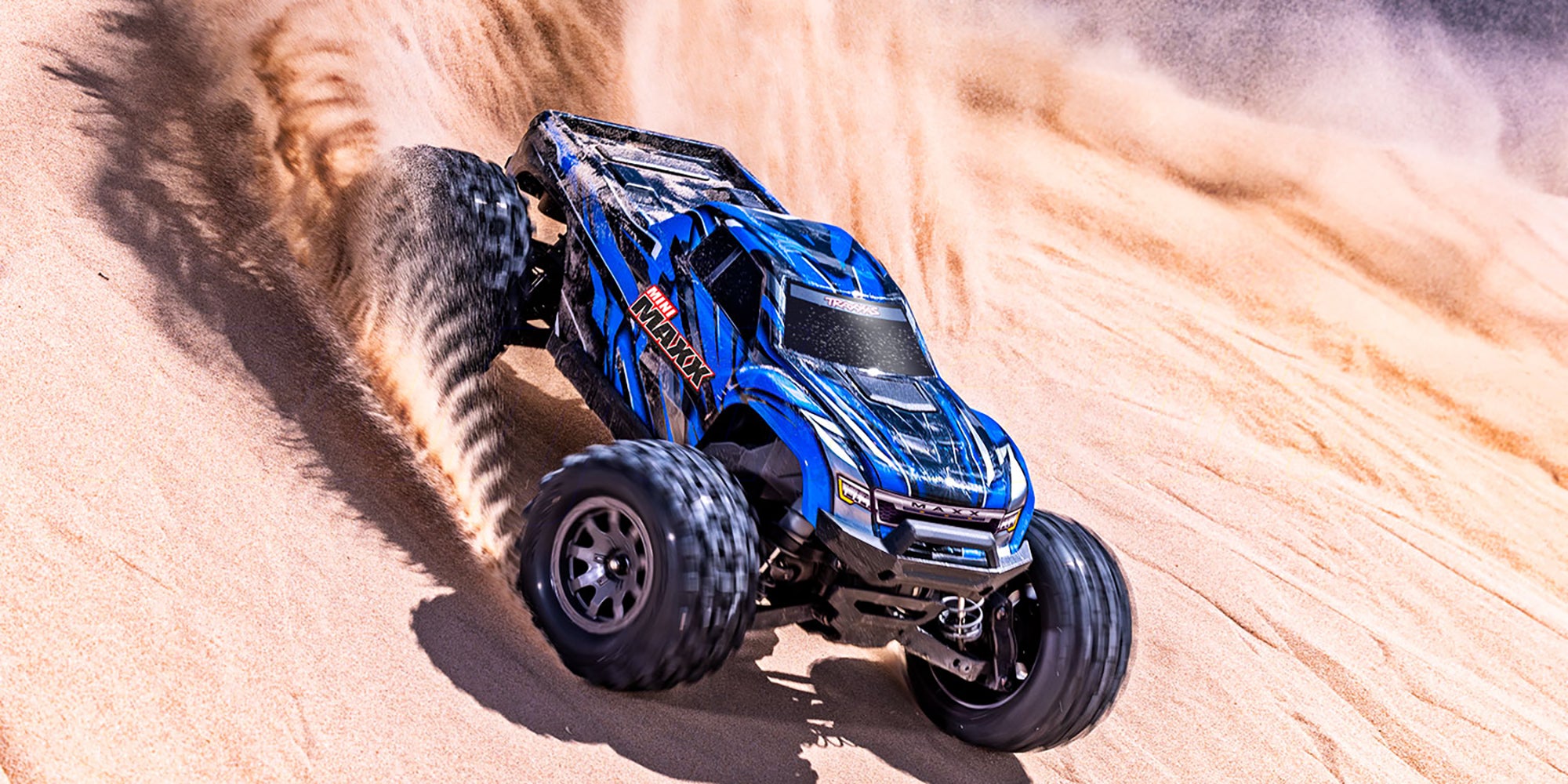Traxxas Mini Maxx leveres inklusiv LiPo batteripakke og USB-C oplader.