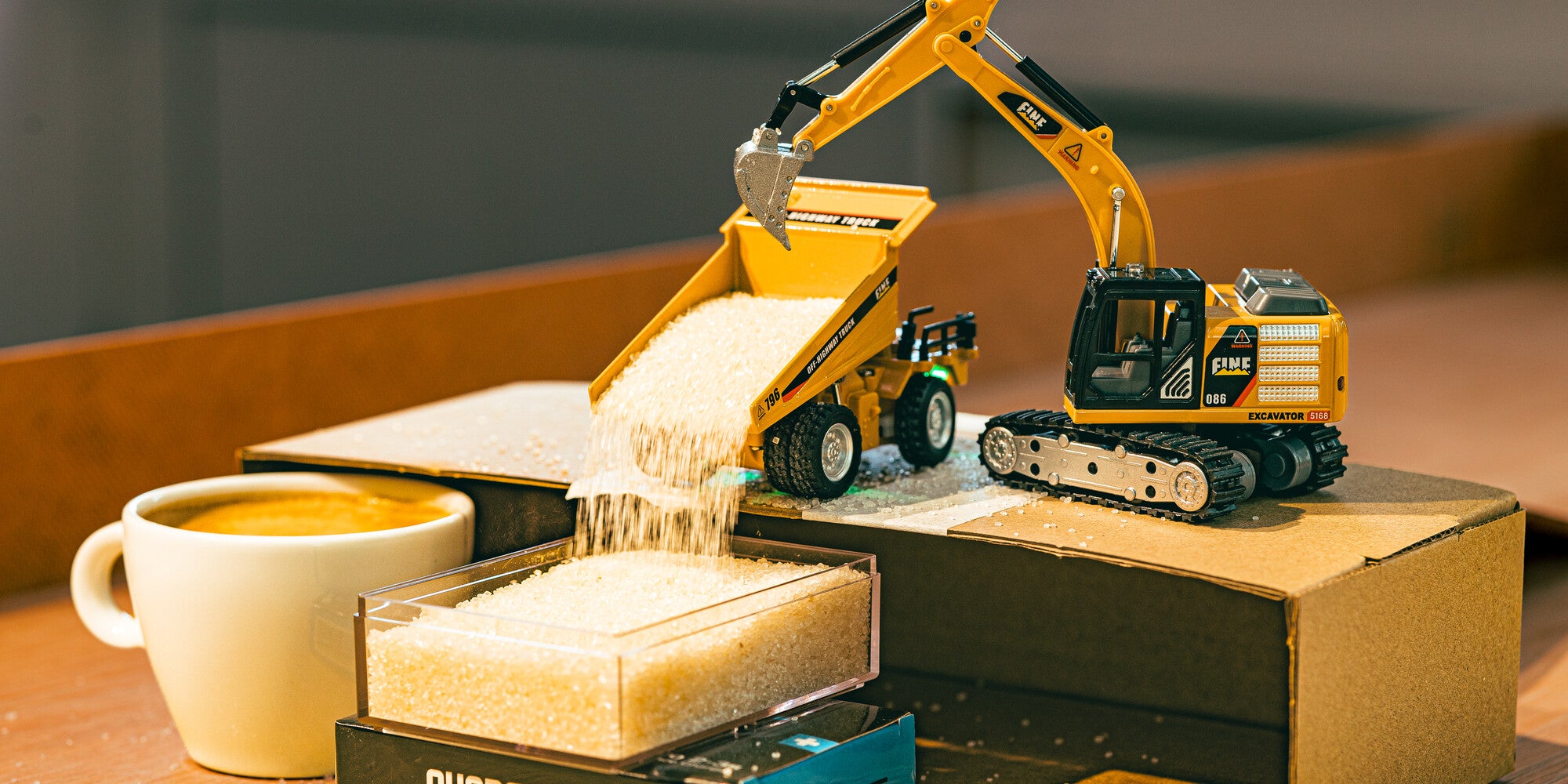 Gul Mini Engineering Car gravemaskine og dumper arbejder sammen med ris indendørs