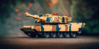 Battle Tank Metal LE fjernstyret kampvogn i metal kører gennem realistisk udendørs terræn.