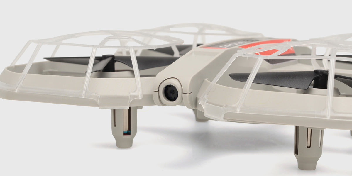 Hvid Chameleon FPV Drone set skråt oppefra