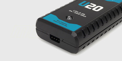 Kompakt Charger U20 batterioplader til fjernstyrede biler vist fra siden med tilslutningsstik.