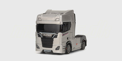 Fjernstyret hvid drift truck med sorte detaljer og spoiler set skråt forfra på hvid baggrund.