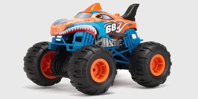 Flash4 MAX fjernstyret bil med blåt shark-karosseri og store offroad-hjul vist på hvid baggrund.