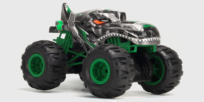 Grøn Flash4 MAX fjernstyret monster truck med store offroad dæk vist fra siden på hvid baggrund.