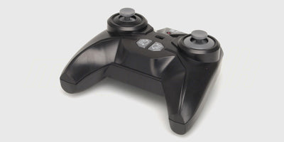 Sort fjernstyring til Flash4 MAX med ergonomisk greb og kontrolknapper til præcis styring af fjernstyret bil.