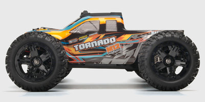 Grøn og hvid HBX Tornado Brushless fjernstyret bil med store offroad-dæk vist på en hvid baggrund.
