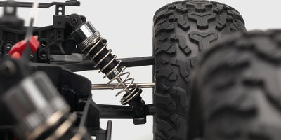 Grøn og sort HBX Tornado Brushless fjernstyret bil set forfra på hvid baggrund.