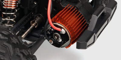 Lille hobbyhammer med blåt håndtag og dobbelt hoved til reparation af fjernstyrede biler.