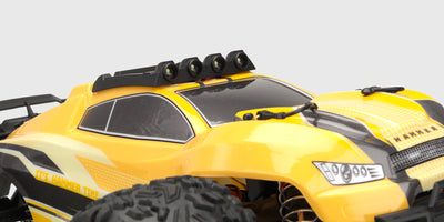 Gul hammer med sort håndtag til vedligeholdelse af fjernstyrede biler vist fra siden på hvid baggrund.