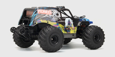 Blå Hurricane XL Monster Truck Brushless med store offroad hjul set forfra på hvid baggrund.