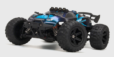 Sort Hurricane XL monster truck med store offroad-hjul i fuld fart gennem vandet med sprøjt på grusvej.