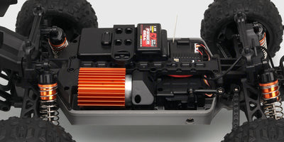 Nærbillede af de vandbeskyttede elektroniske komponenter og ledninger i en Hurricane XL fjernstyret bil.