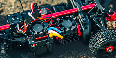 Sort HyperGo Drift fjernstyret bil i fuld fart på asfalt med realistiske røgslør fra dækkene.