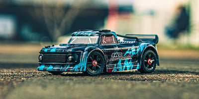 HyperGo Drift fjernstyret bil der drifter sidelæns på asfalten med realistiske detaljer.