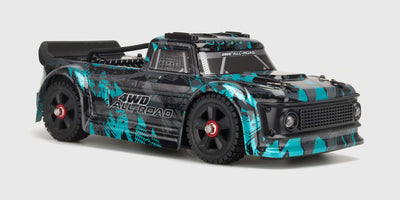 HyperGo Drift fjernstyret bil i hvid og sort med blå fælge og bagvinge vist skråt forfra på hvid baggrund.