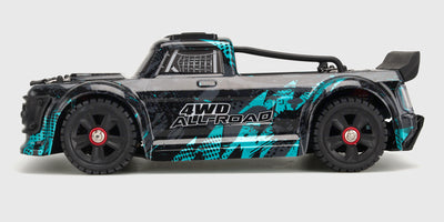 HyperGo Drift fjernstyret bil i hvid og rød udfører et skarpt sving med røg fra dækkene på en vej.