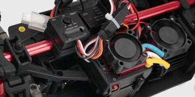 HyperGo Drift fjernstyret on-road bil i hurtig fart på asfalt med blåt og hvidt karosseri.