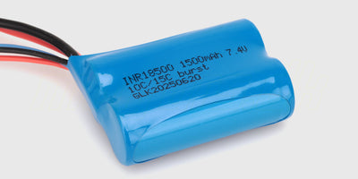 Blåt 7.4V 1500mAh Li-ion batteri med hvidt stik til fjernstyrede biler.