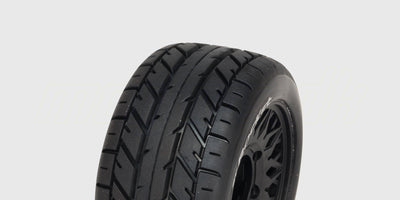 To sorte ST-Rocket dæk med hvide fælge til fjernstyret bil vist fra siden.