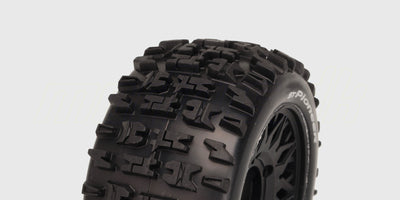 To sorte ST-Pioneer offroad-hjul med grove dæk og sorte fælge til fjernstyrede stadium trucks.