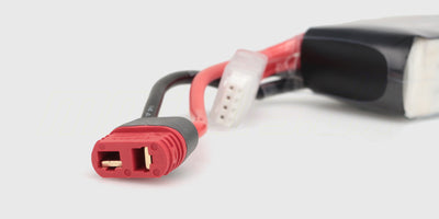 Blåt 11,1V 2000mAh LiPo-batteri med hvidt stik og sorte ledninger til fjernstyrede biler.