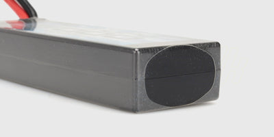 Kraftfuldt LiPo 5000 mAh 7,4V batteri til fjernstyrede biler vist fra siden med kabler og stik.