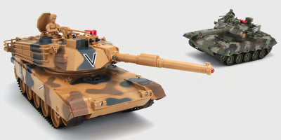 To fjernstyrede Battle Tanks i kamp med infrarødt skydesystem og roterbare tårne.