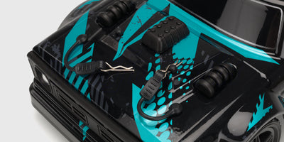 Nærbillede af karrosseri-clips på en rød Hurricane Drift fjernstyret bil.