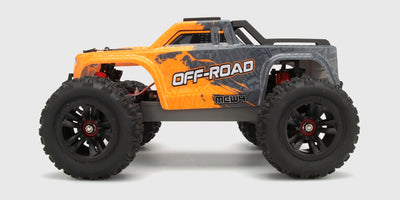 Robust HyperGo Brushless SE fjernstyret bil med kraftfuld motor til hurtig offroad kørsel.