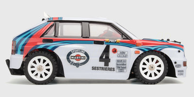 Hvid HyperGo Drift Lancia Delta fjernstyret bil i fuld fart på asfalt med realistiske detaljer.