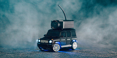 Mini FPV Car i fart med sløret baggrund og skarpt fokus på bilen