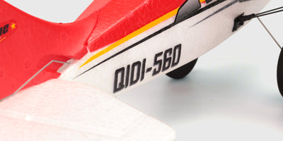 QIDI-560 Brushless sportsfly med 6-kanals fjernstyring og kraftig motor til avancerede manøvrer.