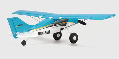 Sports Flyer QIDI-560 Brushless fjernstyret fly i blå og rød finish set fra siden på en hvid baggrund.