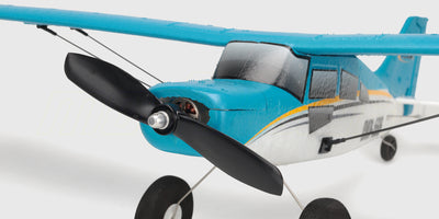 Sports Flyer Qidi-560 Brushless fjernstyret fly i blå og hvid med propel set skråt forfra på hvid baggrund.