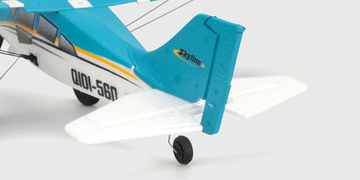 Gul Sports Flyer QIDI-560 Brushless fjernstyret fly holdes i hænderne for at vise flyets realistiske størrelse.