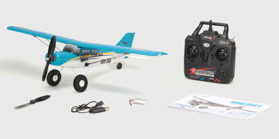 Qidi-560 Brushless sportsfly i gul og rød flyvende i luften mod en klar blå himmel.