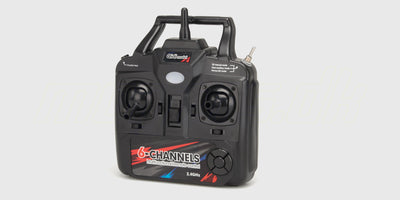 Blå og hvid QIDI-560 Sports Flyer brushless fjernstyret fly i luften mod en klar himmel.
