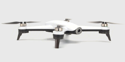 Hvid Drone ST16B med foldbare arme og fire propeller set skråt forfra på en hvid baggrund.