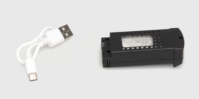 Sort genopladeligt batteri og tilhørende USB-oplader til Drone ST16B på hvid baggrund.