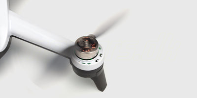 Nærbillede af en kraftfuld sort brushless motor til Drone ST16B monteret på chassiet.