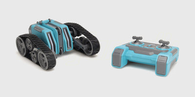 Blå fjernstyret Stunt Tank med larvefødder der laver et vildt stunt på en rampe.