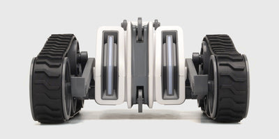 Grøn Stunt Tank fjernstyret bil med larvefødder vist fra siden på en hvid baggrund.