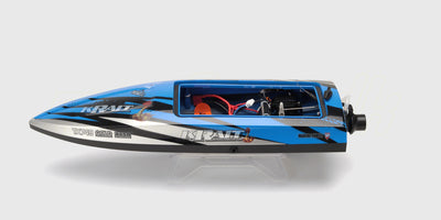 Hurtig sort og grøn Krait Brushless racingbåd der skærer gennem vandet med høj fart og skumsprøjt.