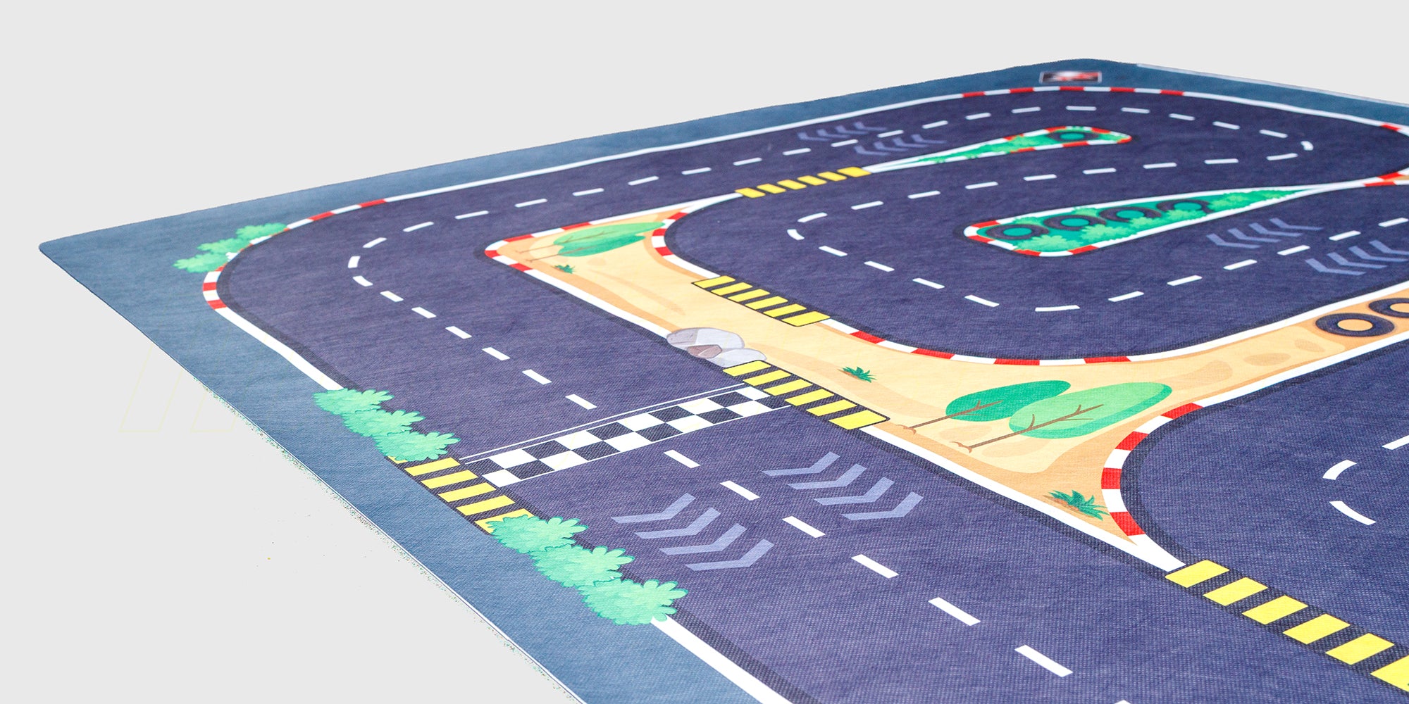 Gråt racerbane tæppe med vejbaner og parkeringspladser til leg med fjernstyrede biler på børneværelset.