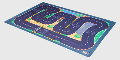 Gråt tæppe med printet racerbane og sving til kørsel med fjernstyrede biler indendørs.