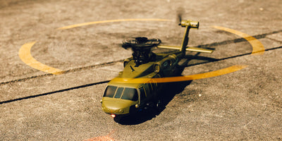 Sort og gul Top Hunter fjernstyret helikopter med dobbeltrotor til stabil indendørs flyvning.