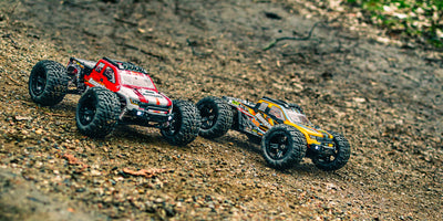 Grøn Tornado Brushless fjernstyret monster truck kører hurtigt gennem en vandpyt med vandsprøjt omkring sig.